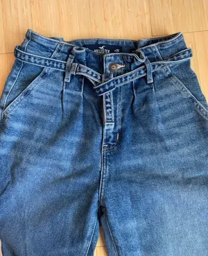 Hollister Ultra High-Rise Mom Jean thumbnail 3
