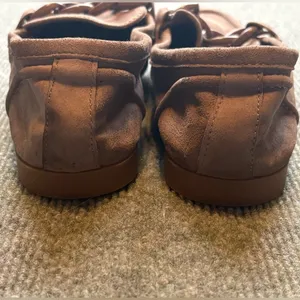 Steve Madden Beige Famed Suede Leather Slip On Loafer Chain Accents thumbnail 8