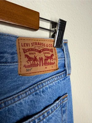 Levi's Women 501 Original Cropped Cotton High Rise Jeans 28 Straight Leg Classic thumbnail 4