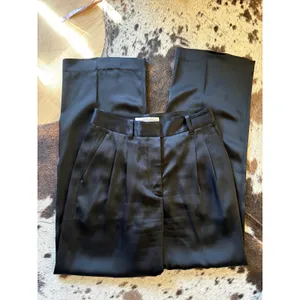 Aritzia The Effortless Pant Satin‎ In Black Size 6 thumbnail 2