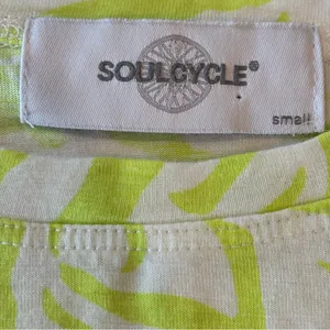 SOUL CYCLE Neon Yellow Women’s‎ Cropped Athletic T-shirt with Logo Size Small thumbnail 10
