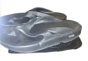 Oofos black sandals size 8 thumbnail 1