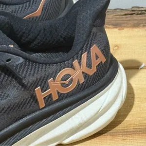 Hoka Women’s Clifton 9‎ Sneaker in Black/Rose Gold Size 7.5 B20 thumbnail 3
