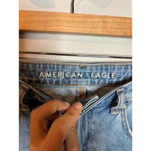American Eagle distressed Mom jeans thumbnail 3