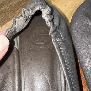 Tory Burch Grey Leather Scrunch Ballet Flats Size 8.5 Medallion Logo thumbnail 13