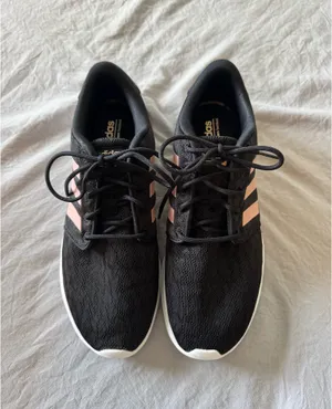Women’s Adidas Tennis Shoes thumbnail 2