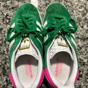 Adidas Women’s Green Suede Campus Platform Sneakers thumbnail 4