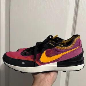 Nike Waffle One Athleisure Sneakers Fuchsia University Gold Streetwear thumbnail 4
