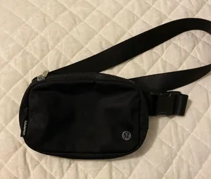 Black lululemon belt bag thumbnail 1