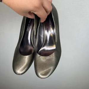 Etienne Aigner Womens Metallic Pewter Leather Round Toe Kitten Heel Pumps Size 6 thumbnail 2