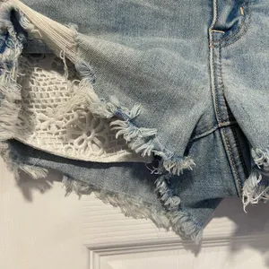 American Eagle Size 4 Next Level Stretch White Lace Pockets Cut Off Jean Shirts thumbnail 3