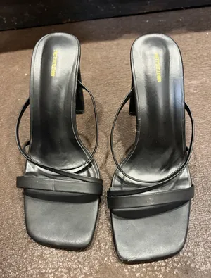 Pretty Little Thing Black Heels Size 6 thumbnail 1