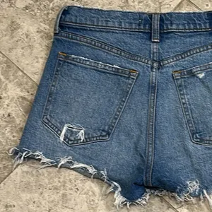 Abercrombie & Fitch High Rise The Mom Short Size 27 Distressed Cut Off Festival thumbnail 8