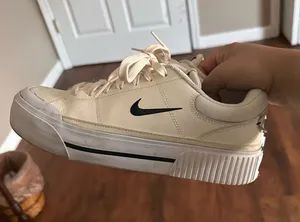 Nike shoes thumbnail 1