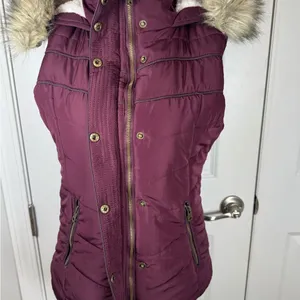 Aéropostale Sherpa Lined Puffer Vest Medium Burgundy Faux Fur Hood Winter thumbnail 5