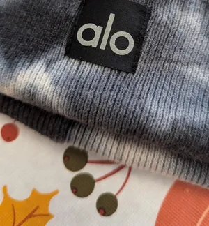 ALO tie dye grey and white beanie thumbnail 3