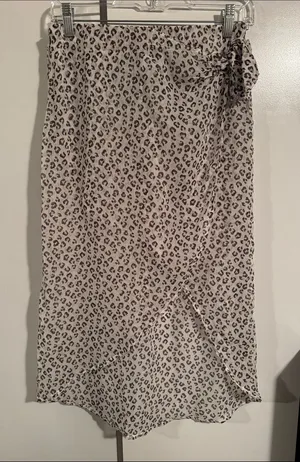 A&F Leopard Cover up Skirt NWT thumbnail 1