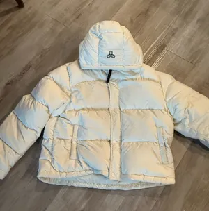 Aritzia Super Puff Shorty in Crème Size XL thumbnail 1