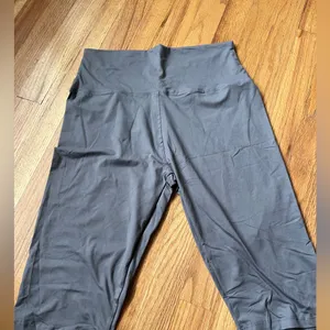 Amazon Grey capris size large/ xl Gray thumbnail 1