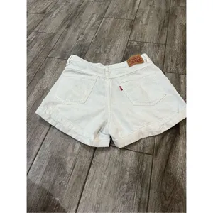 White Levi’s Mom Shorts Size 30 thumbnail 5