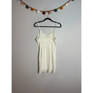 Vtg offwhite lacy slip nightgown thumbnail 2