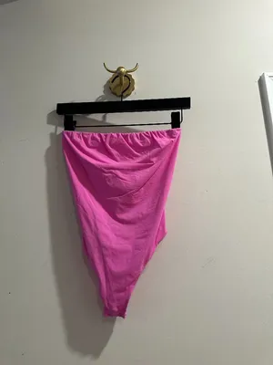 SKIMS Fits Everybody Strapless Bodysuit in Neon Orchid Size Small thumbnail 3