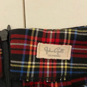 NWOT John Galt women’s black red plaid cara‎ miniskirt zip small slit 23” waist thumbnail 6
