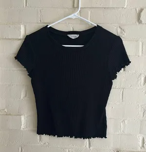 Black Ribbed Lettuce Hem Crop Tee thumbnail 1