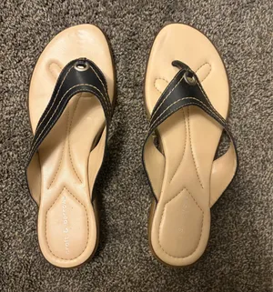Croft & Barrow Women’s 6.5 tan and black thong sandals thumbnail 1
