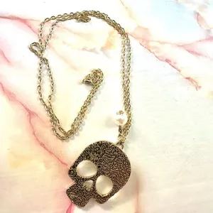 Gold tone skull faux pearl pendant necklace thumbnail 4