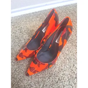 Steve Madden Valavala Orange Camo Patent Pointed Toe Stiletto Heels Pumps 8.5 thumbnail 2