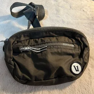 Vuori Unisex Hip Pack Waist Bag Army Green Adjustable Strap thumbnail 1