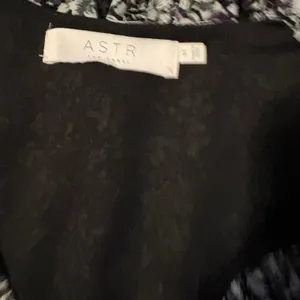 ASTR‎ The Label Floral Smocked Tiered Midi Dress Black White Purple Medium thumbnail 5