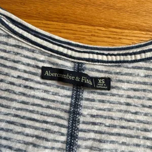 Abercrombie & Fitch Striped White & Navy Blue Knot-Front Cropped Top Cotton XS thumbnail 2