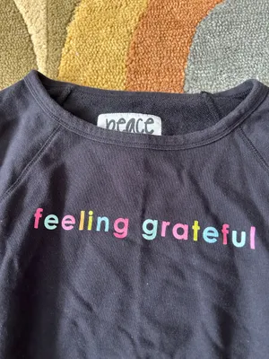 Peace Love World Crewneck Sweatshirt Black Feeling Grateful Love Women’s Small thumbnail 2