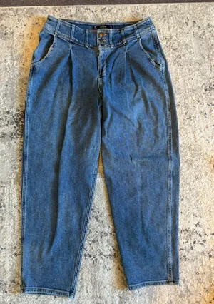 Hollister Ultra High-Rise 80's Mom Jean Size 15R thumbnail 1