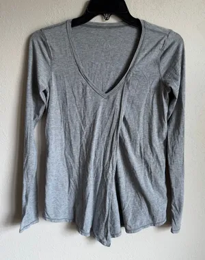 Lululemon Gray Knot a Problem Long Sleeve V-Neck Tee Womens M Athletic thumbnail 1