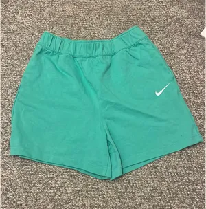 Nike Green High-Waisted Shorts thumbnail 2