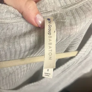 Aritzia The Group Babaton Grey Traverse Longsleeve V-Neck Sz 2 Sweatshirt thumbnail 8