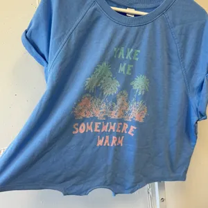 Old Navy Women's XL Blue Take Me Somewhere Warm Graphic‎ Cropped Sweatshirt Tee thumbnail 4