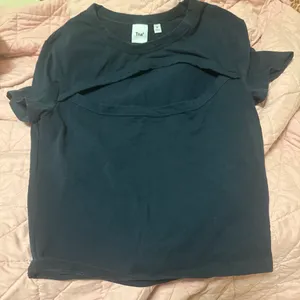 Aritzia TNA Cut-Out Top thumbnail 2