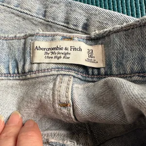 Abercrombie and Fitch Asymmetrical Fly 90s Straight Ultra High Rise Jeans SHORT thumbnail 6