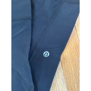 Lululemon size 4 Black Cropped Yoga Pants High-Waisted Design Womens thumbnail 2