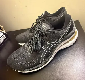 Asics Gel-Kayano 28 Black White Athletic Running Shoes Women's Size 8.5 thumbnail 1