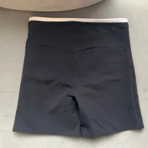 Alo Yoga 5" Airbrush Double Up Short Black/White Medium thumbnail 5