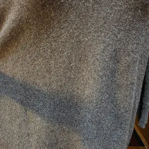 Neiman Marcus Exclusive Heather Grey Cashmere Knit V Neck Sweater thumbnail 5