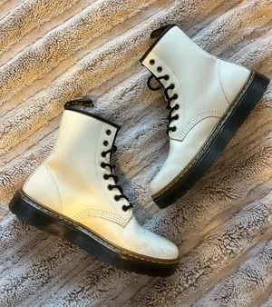 Women’s Dr. Martens 1460 thumbnail 1