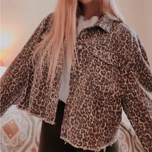 $158 NWOT Free People Cropped Leopard Oversized Denim Jacket XS thumbnail 1