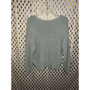 Universal thread Fuzzy v neck sweater size M thumbnail 2