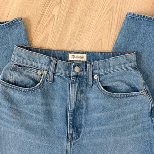 Madewell Baggy Tapered Jeans in Markwood Wash thumbnail 5